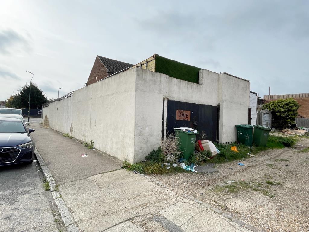 Lot: 133 - MIXED USE INVESTMENT PROPERTY AND YARD - Rear view of yard entrance